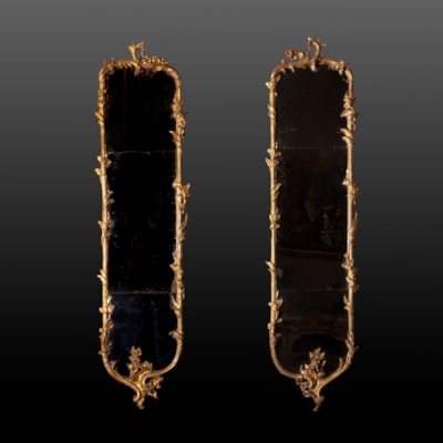 Singolare coppia di specchiere in legno finemente scolpito e dorato, specchi coevi, Venezia, 18° secolo (altezza 122 cm, larghezza 30 cm)