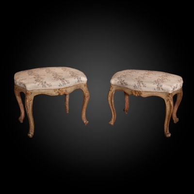 Deux tabourets formant paire en bois sculpté, peint et doré, pieds cambrés, Italie, milieu du XVIIIème (hauteur 47 cm et 49 cm, longueur 60 cm, largeur 50 cm)