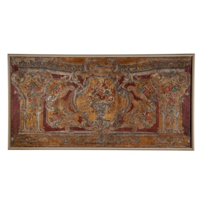Important panneau en cuir peint à décor central d'un vase fleuri dans un trompe-l'oeil architectural, Italie, XVIIIème (longueur 206 cm, hauteur 107 cm)