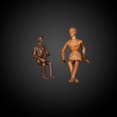 Due manichini da pittore interamente articolati in legno scolpito, Francia, 19° secolo (altezza : 40 cm e 32 cm)