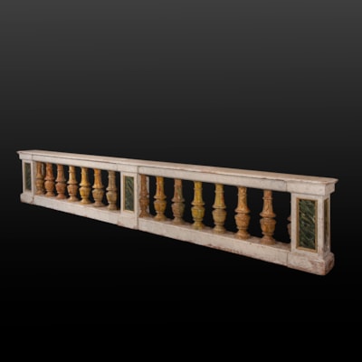 Très importante balustrade en bois sculpté et peint à l'imitation du marbre, Italie centrale, XVIIIème (longueur 3,60 mètres, hauteur 76 cm, profondeur 25 cm)