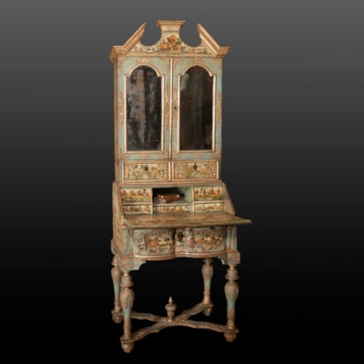 Exceptionnel meuble deux corps en arte povera et pastiglia argentée sur fond vert d'eau, en partie haute 2 vantaux avec miroirs et 2 tiroirs, en partie basse un abattant découvrant 5 tiroirs et une niche, un large tiroir en ceinture, Venise, début XVIIIème (hauteur 208 cm, largeur 78 cm, profondeur abattant ouvert 72 cm, abattant fermé 53 cm)