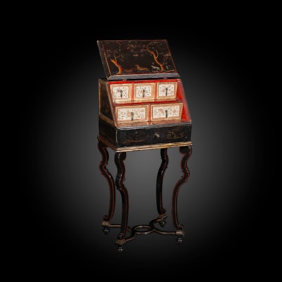 Rare cabinet à abattant peint à décor exotique de scènes animées de personnages, d'animaux et de végétaux, 6 tiroirs et 2 tiroirs secrets latéraux, Flandres, fin XVIIème (hauteur 95 cm, largeur 46 cm, profondeur 34 cm)