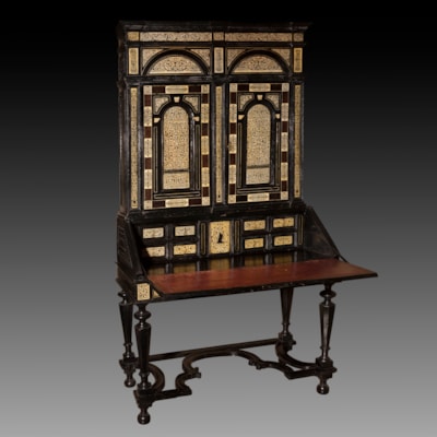 Important bureau secrétaire à deux corps en bois noirci, marqueterie et palissandre, à riche décor de rinceaux, personnages, animaux et grotesques, la partie supérieure ouvrant par 2 portes, la partie basse ouvrant par un abattant découvrant tiroirs et niche, le tout reposant sur un piètement en bois noirci avec une entretoise mouvementée, Italie du Nord, fin XVIIème (hauteur 230 cm, largeur 127 cm, profondeur abattant fermé 61 cm, profondeur abattant ouvert 100 cm)