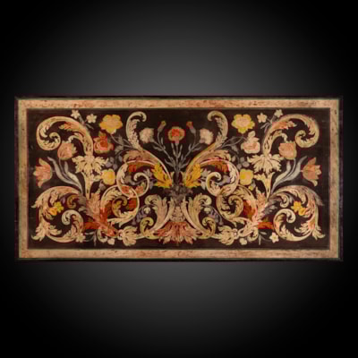 Plateau rectangulaire en scagliola à décor polychrome de rinceaux feuillagés et de fleurs, Italie, début XVIIIème, sur un piètement en fer forgé, l'ensemble formant table basse (longueur 140 cm, largeur 70 cm, hauteur 38 cm)