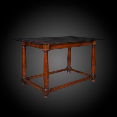 Table bureau en noyer reposant sur 4 pieds en forme de colonnes, France, XVIIème, agrémentée d'un plateau en verre (hauteur : 74 cm, avec plateau en verre : largeur 127 cm, profondeur 77 cm; table seule : largeur 101 cm, profondeur 63 cm)