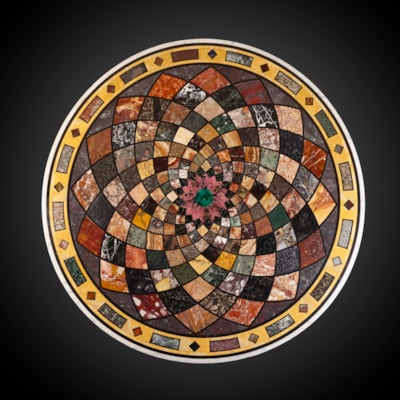 Exceptionnel plateau circulaire en marqueterie de plus de 200 specimens de marbres et pierres dures formant une fleur stylisée et reposant sur un piètement tripode en bois sculpté, Rome, début XIXème vers 1820/1830, attribué à Giacomo Raffaelli (1753 - 1836), diamètre 116 cm, hauteur 78 cm. Marbres et pierres dures utilisés : malachite, porphyre, albatre, onix fleuri, jaune de Sienne, brèche antique, vert antique....