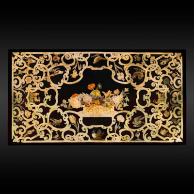Grand plateau en scagliola à décor central de panier fleuri entouré de rinceaux encadrant volatiles et cervidés, Italie, début XVIIIème, reposant sur un piètement en bois sculpté et doré (longueur 135 cm, largeur 74 cm, hauteur 77 cm) 